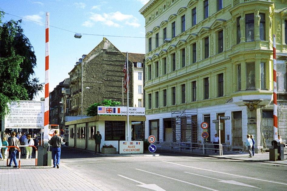 D:\DataFoto\Dia's - Reizen\1985-07-16 Tsjechoslowakije - DDR\Checkpoint Charlie (1986).jpg