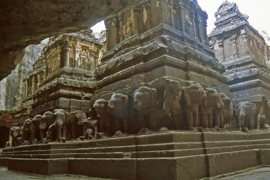 D:\DataFoto\Dia's - Reizen\2002-03-30 Centraal-India (herschikt)\16 Ellora\Best Of\Grot 16\CInd1395y.jpg