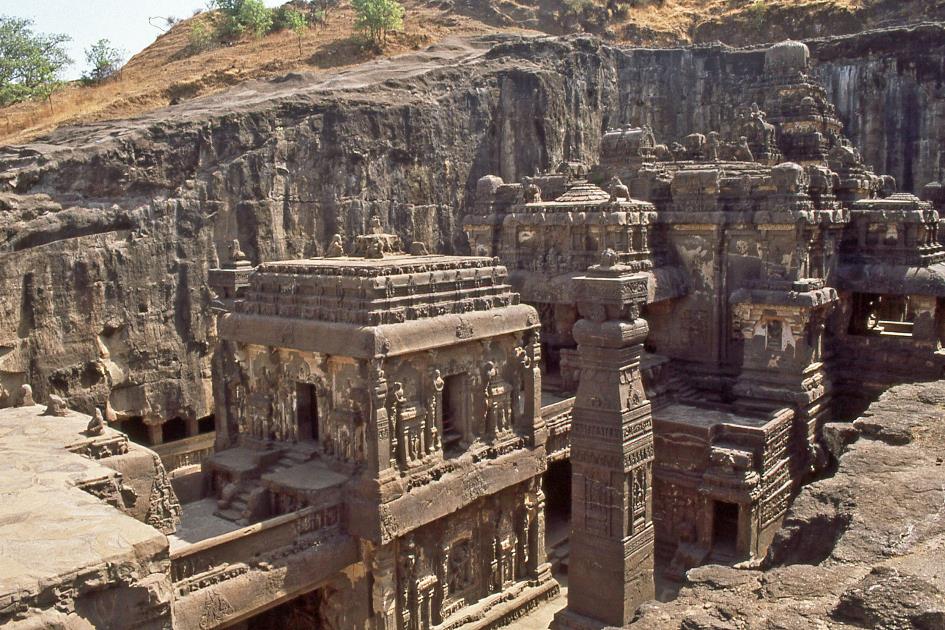 D:\DataFoto\Dia's - Reizen\2002-03-30 Centraal-India (herschikt)\16 Ellora\Best Of\Grot 16\CInd1403y.jpg