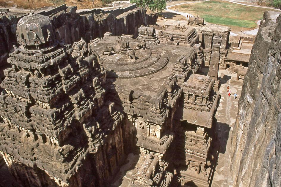 D:\DataFoto\Dia's - Reizen\2002-03-30 Centraal-India (herschikt)\16 Ellora\Best Of\Grot 16\CInd1406y.jpg