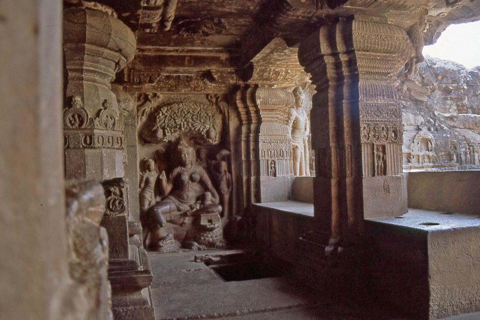 D:\DataFoto\Dia's - Reizen\2002-03-30 Centraal-India (herschikt)\16 Ellora\Best Of\Grot 32\CInd1410y.jpg