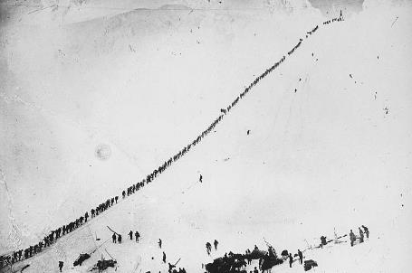 D:\DataFoto\Dia's - Reizen\2005-07-14 BC - Yukon - Alaska\06 Skagway\Best Of\Klondikers_ascending_to_the_summit_of_Chilkoot_Pass_Alaska,_1898_x.jpeg