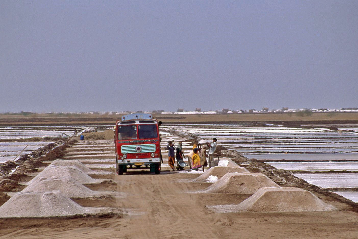 D:\DataFoto\Dia's - Reizen\2006-04-01 Rajasthan - Gujarat (herschikt)\08 Kleine Rann van Kachchh\Best Of\Guja0108y.jpg